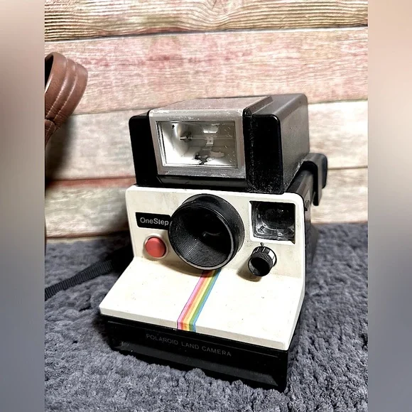 Vintage 70s Polaroid OneStep Camera with Magic Flash & Original Leather Case - Picture 2 of 3